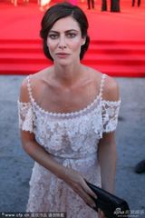 组图：《嫉妒》举行首映 女星紧身裙秀曲线