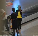 组图：董洁素颜戴礼帽显娇小 面挂笑容不停热聊