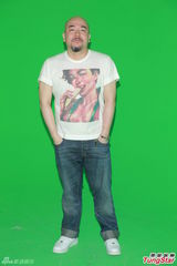 组图：吴君如加拍《金鸡》重口戏 怀抱大香蕉