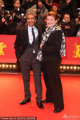 组图：电影《镇上的两人》首映 女星秀性感美背