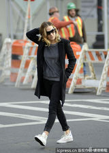 组图：杰西卡-帕克双胞胎女儿头戴粉花可爱养眼