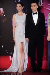 组图：张晋随爱妻现身 蔡少芬大方秀美腿