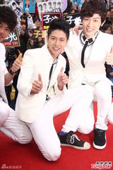 组图：SUPER 131签唱会劲歌热舞 辣妹助阵惹激凸