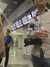 组图：李亚鹏新疆离婚后将赴京 媒体守候机场