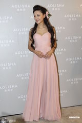 组图：应采儿低胸礼服美丽动人 想为陈小春生男孩