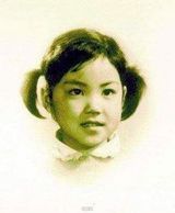 组图：王菲与母亲罕见合影 童年萌照显精灵