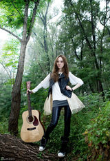 组图：郭易《如果真有时光机》写真演绎丛林精灵