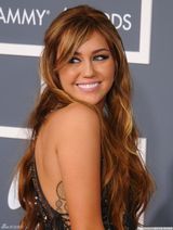 高清图：格莱美红毯 麦莉-塞勒斯演绎兽纹狂野