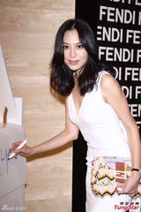 组图：吴佩慈低胸出席活动 范玮琪现身剪彩