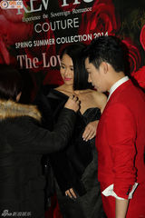 组图：胡杏儿胸口现五指印 避谈有无新男友