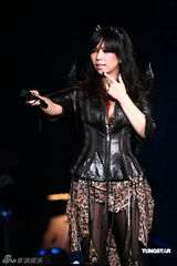 幻灯图：张惠妹个唱骷髅装亮相 伏明霞夫妇到场