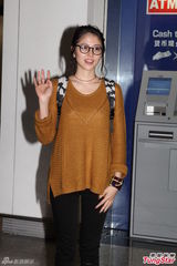 组图：长泽正美学生样抵港 秀中文问候新年