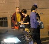 组图：孙俪邓超上海做东宴友亲昵热聊