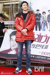 组图：《1994》垃圾哥郑宇献爱的抱抱笑容满分