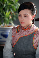 组图：秦岚《填四川》十足养眼 三代美女扎堆