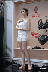 组图：杨谨华外穿Bra秀爆乳 乐当败犬今年不嫁