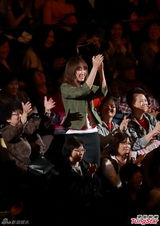 组图：叶德娴献唱见好就收 尾场开唱致敬张国荣