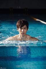 组图：Super131湿身半裸写真 签唱会好友送桨