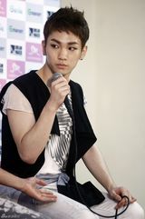 组图：韩国组合SHINee个唱记者会