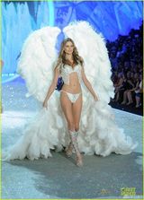 组图:维密年度大秀开幕泰勒献唱 众超模T台斗艳