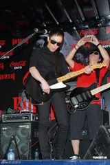 组图：黄贯中举行小型音乐会 请粉丝爱护朱茵