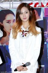 组图：少女时代亮相签售会 修身白衣靓丽抢镜