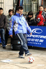 幻灯图：黄健翔演绎快乐足球 炮轰中国足球腐败