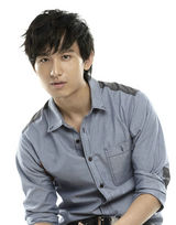 组图：成毅儒雅气质搭配牛仔新派写真