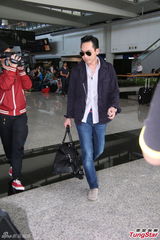 组图：阿娇(钟欣桐)男友访港曝女友正在北京拍戏