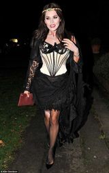 组图：众星亮相万圣节派对 凯特-摩斯白面红唇诡异