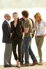 组图：李冰冰与《变4》导演合影遭捏脸