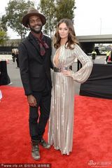 超模特伦菲奥亮相格莱美 银色长裙胸门大开(图)