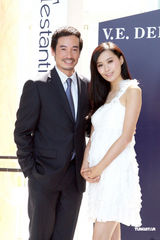 组图：陈法拉Ana R裙装性感 陈豪帅气西装亮相