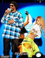 组图：Snoop Dogg韩国开唱 2NE1任嘉宾热情助演