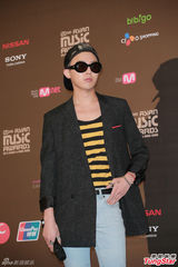 高清图：GD条纹装出席mama记者会 EXO正装帅气