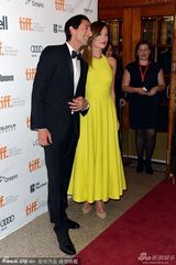 组图：《第三个人》首映 库妮斯深V惹火秀半球