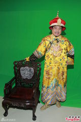 组图：古明华穿龙袍吸金为免太太担心少体检