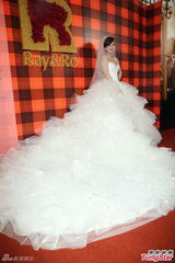 组图：黄小柔出嫁盼造人 穿低胸婚纱挽老公亮相