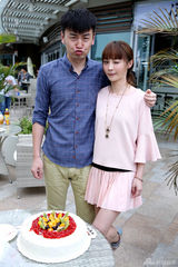 组图：姚笛片场温馨庆生 许愿假期来的更猛一些