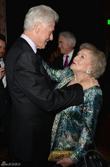 塞隆劳伦斯同性恋庆典狂欢 克林顿领贡献奖(图)