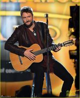 组图：米兰达笑傲乡村奖 泰勒携帅大叔献唱