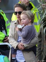 组图：波特曼抱子下飞机 小家伙害羞躲妈妈怀里