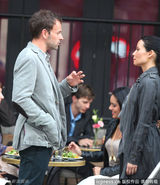 组图：刘玉玲《基本演绎法》片场 干练演绎女版华生