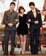 组图：韩剧《浪漫小镇》宣传 成宥利闵孝琳美腿PK