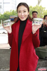 组图：杨怡乐瞳助阵《守业者》宣传派发平安包