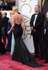 组图：查理兹-塞隆黑色V领礼服女王范十足