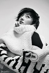 组图：桂纶镁写真冷艳又狂野 眼神迷离频放电