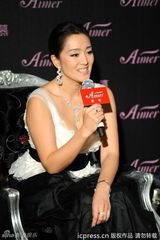 组图：巩俐低胸亮相时装周 性感蕾丝装搭灯笼裤