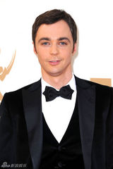 组图：艾美奖红毯 谢耳朵吉姆-帕森斯惊现双下巴