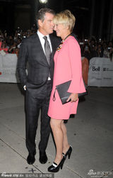 组图：艾玛新片首映掉鞋 布鲁斯南搀其下台